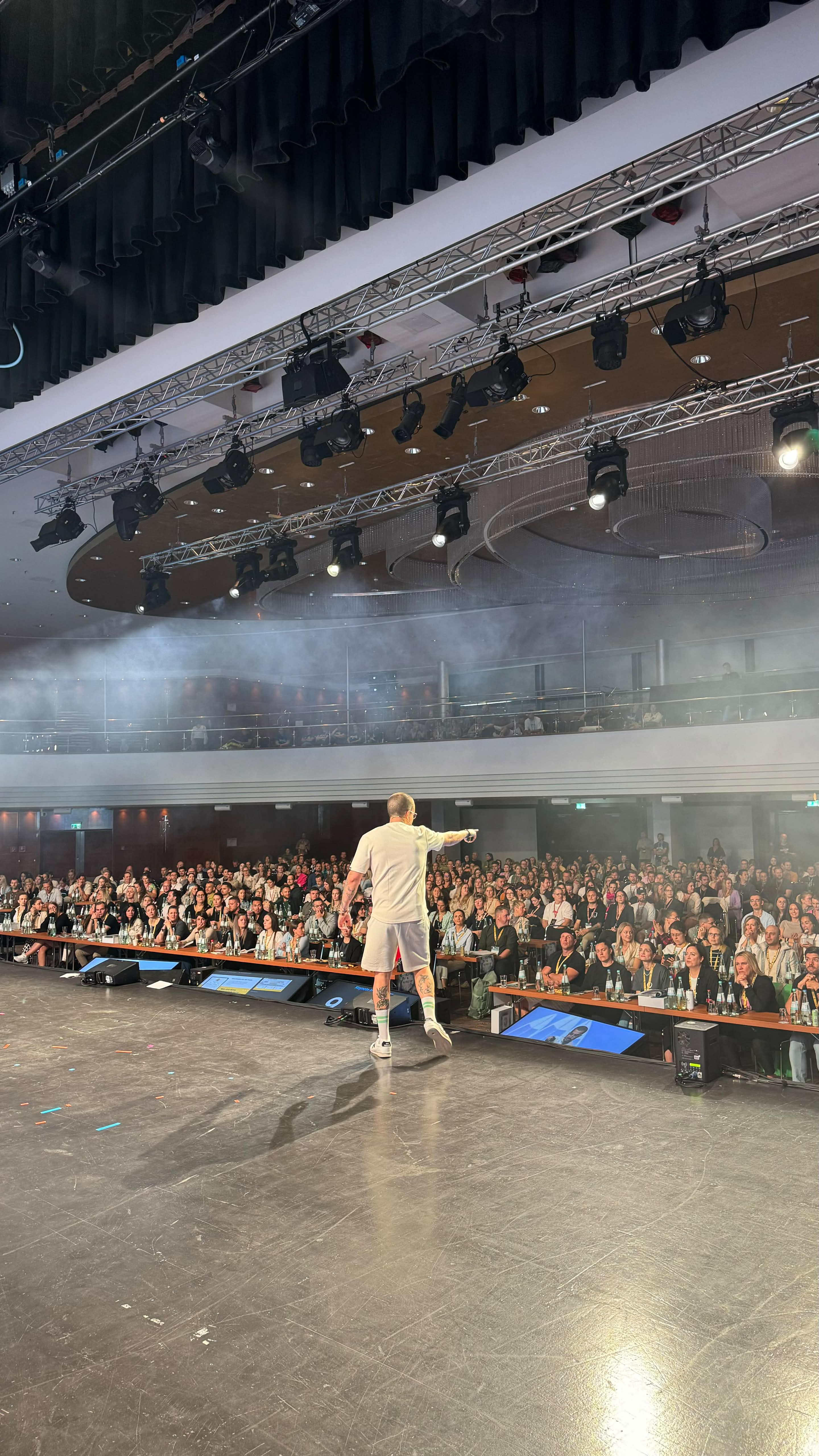 Tommy Primorac zeigt in die Menge auf der Bühne